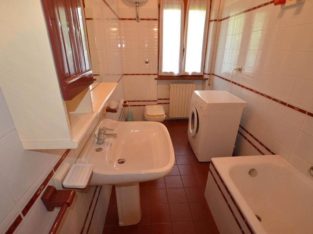 A bathroom at Apartment Magnolia by Interhome