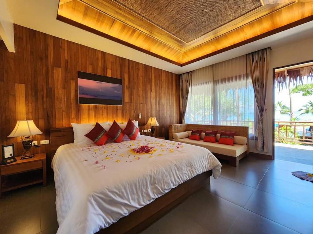 1 dormitorio con 1 cama grande con almohadas rojas en Better View Koh Yao Yai, en Ko Yao Yai