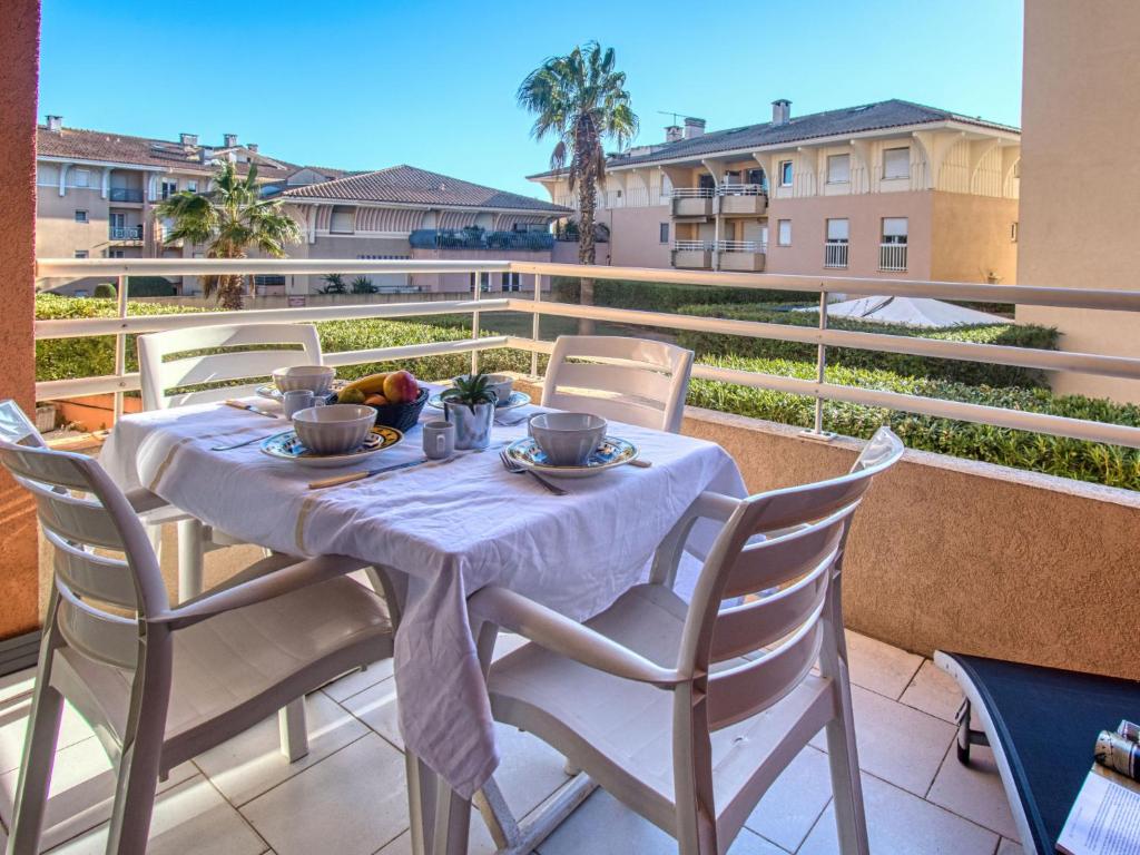- une table sur un balcon avec une table et des chaises dans l'établissement Apartment Port d'Attache-9 by Interhome, à Fréjus