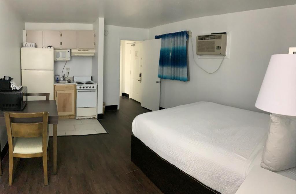 Tropical Seas Hotel - 