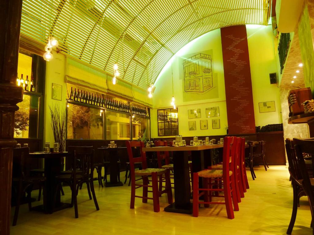 Reštaurácia alebo iné gastronomické zariadenie v ubytovaní WineSpa Oasis in Athens !