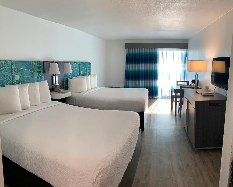 Tropical Seas Hotel - 