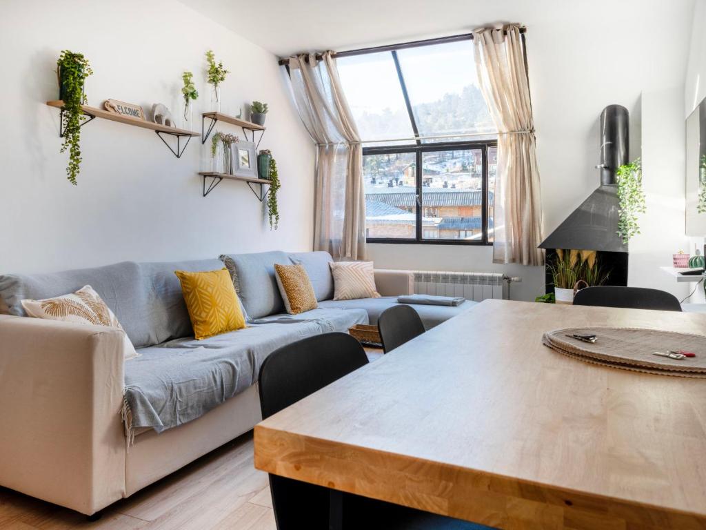 un soggiorno con divano e tavolo di Apartment Ginesta by Interhome a La Molina