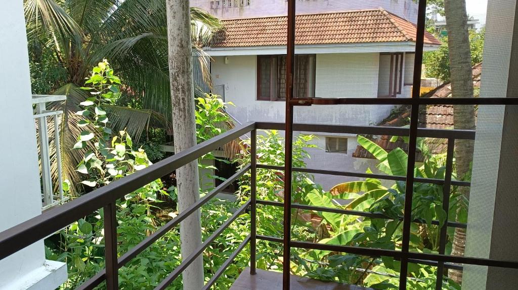 Balkón nebo terasa v ubytování PRAKRITI HOMESTAY Fortkochi Air Conditioned Rooms