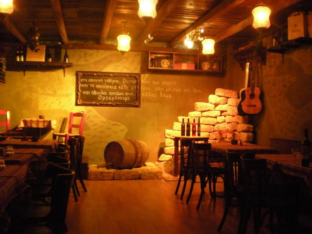 Reštaurácia alebo iné gastronomické zariadenie v ubytovaní WineSpa Oasis in Athens !