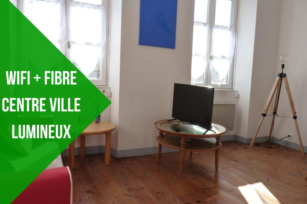 Televízia a/alebo spoločenská miestnosť v ubytovaní Superbe appartement au centre de Tonnay-Charente