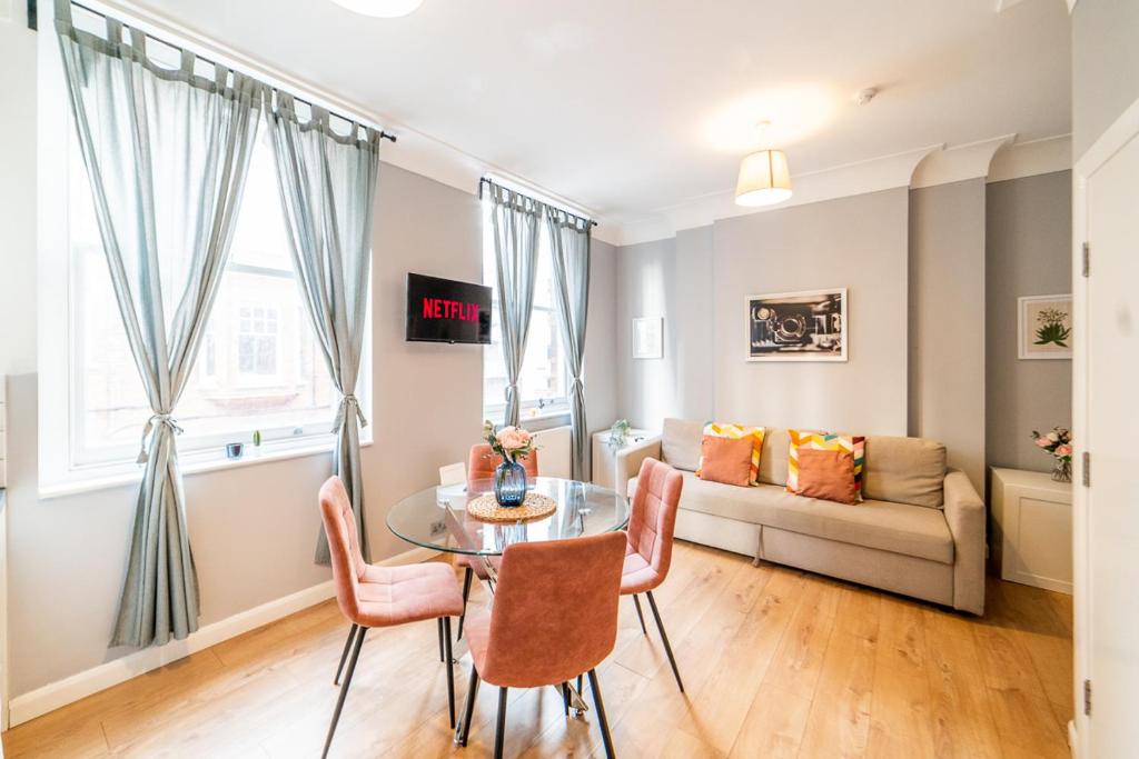 a living room with a table and a couch at ［FITZROVIA-COVENT GARDEN］CENTRAL LONDON APARTMENT in London