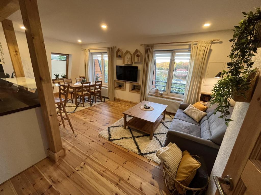 a living room with a couch and a table at NEU! Ferienwohnung Seeblick Ottersberg in Ottersberg