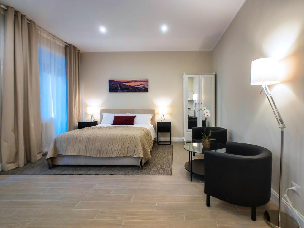 Postel nebo postele na pokoji v ubytování SILIA HOUSE Napoli Centro