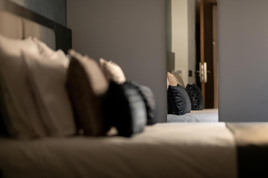 1 cama con almohadas en Marea Boutique Hotels, en Sliema