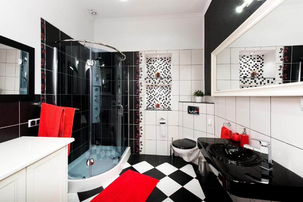 een badkamer met een bad en een wastafel bij Apartamenty Gołębia 3 in Krakau