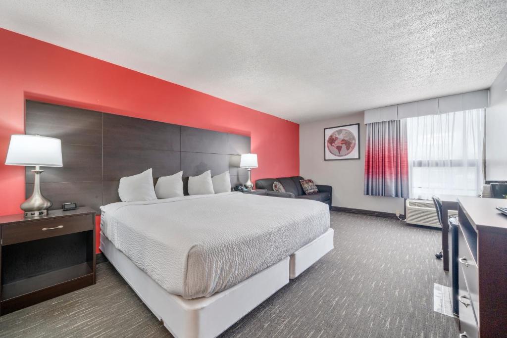 Ramada by Wyndham Sioux Falls Airport - Waterpark Resort & Event Center - 