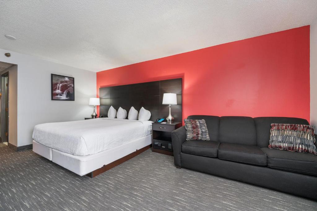Ramada by Wyndham Sioux Falls Airport - Waterpark Resort & Event Center - King Room - No Fumadores