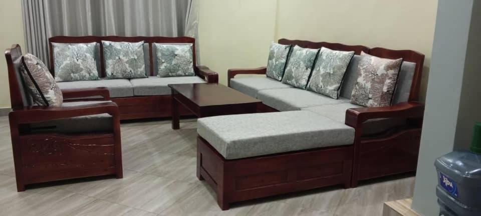 ein Wohnzimmer mit 2 Sofas und einem Tisch in der Unterkunft AKagera Neighbors Homestay A in Kabarondo