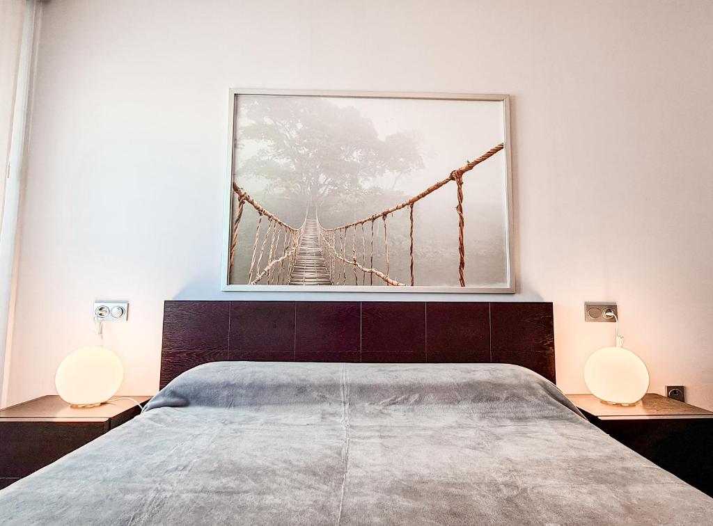 una camera da letto con una grande foto di un ponte sospeso di Apartamento Acogedor en Avenida Juan Carlos 1º a Murcia