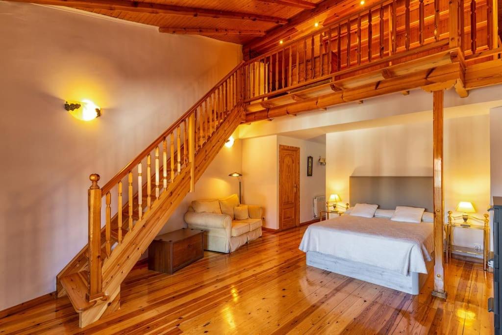 1 dormitorio con 1 cama grande y una escalera en Apartamento Los 3 Reyes, en Valderrobres