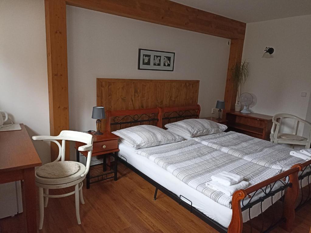 利托米什爾的住宿－波扎西利托米甚爾旅館，卧室配有一张床和一张桌子及椅子