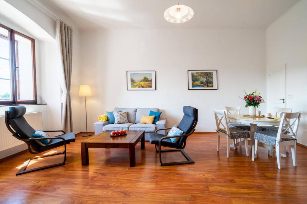 salon z kanapą i stołem w obiekcie Starý farhof w mieście Kutná Hora