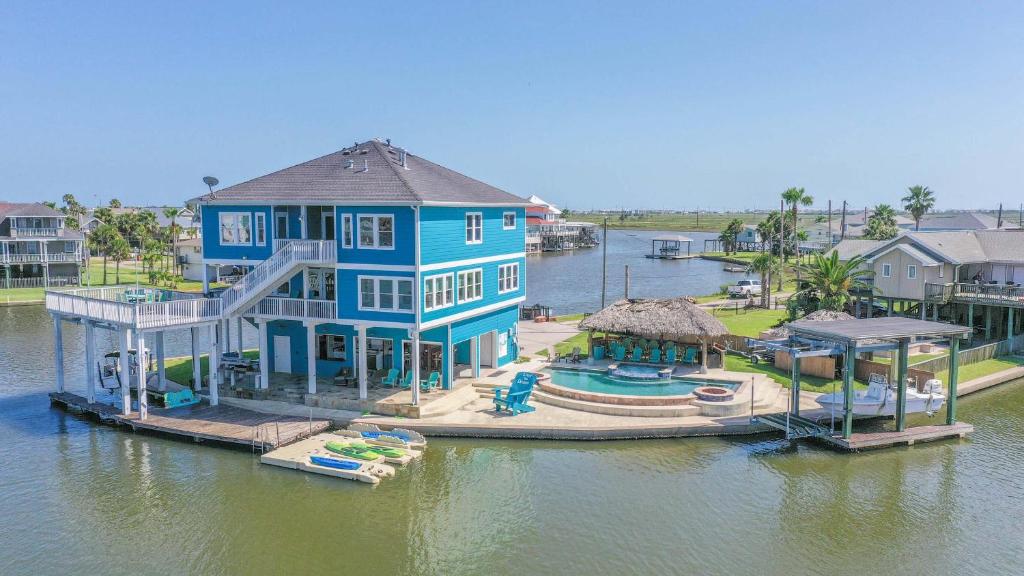 een groot blauw huis op een dok in het water bij Livin' the Dream in Galveston