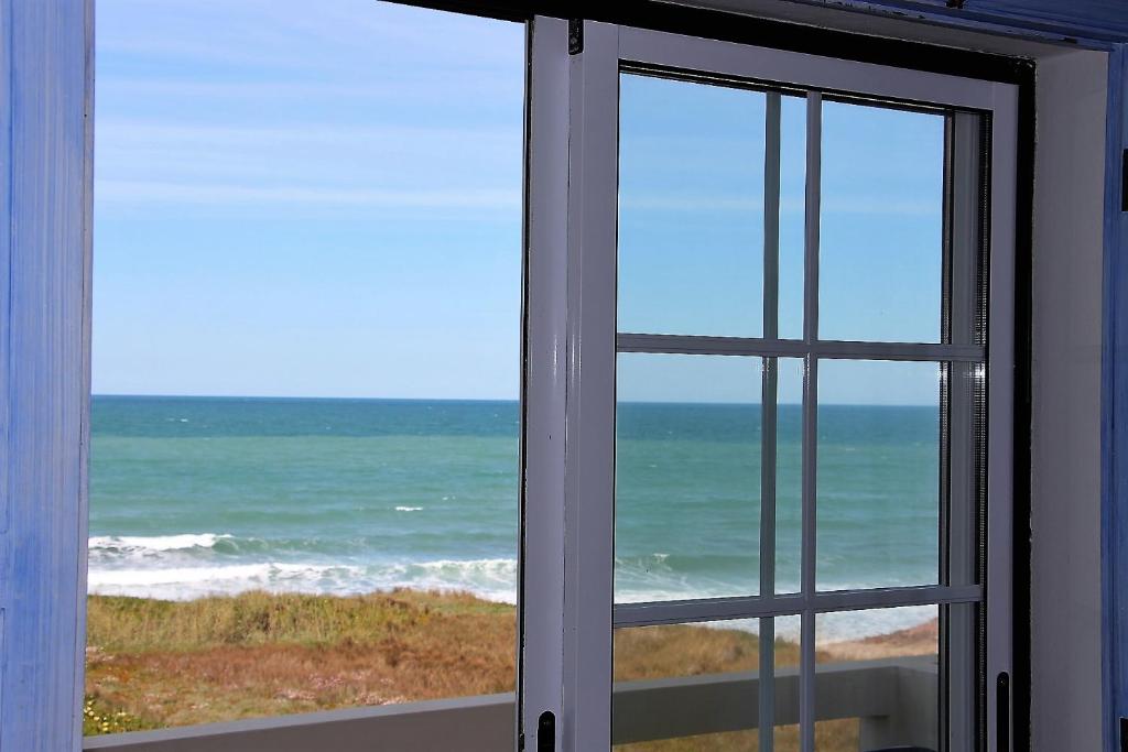 una ventana abierta con vistas al océano en Baleal, by the sea with swimming pool, en Baleal