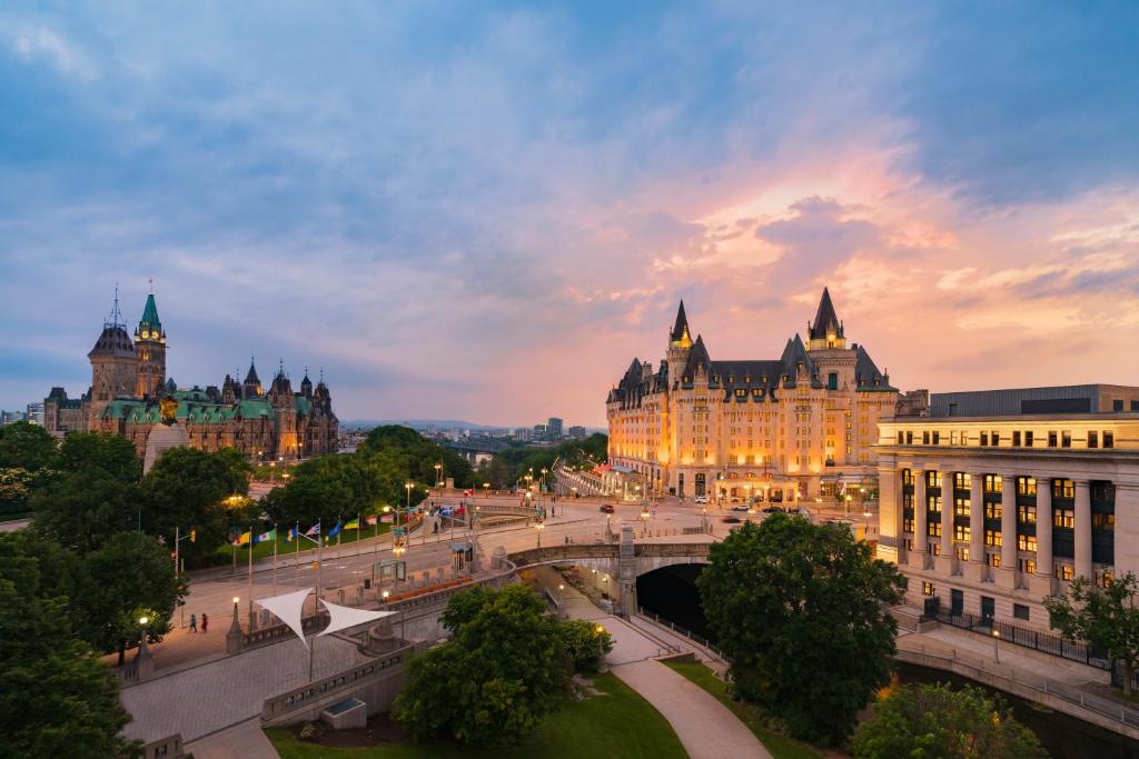 Blick auf eine Stadt bei Sonnenuntergang mit Gebäuden in der Unterkunft Fairmont Chateau Laurier Gold Experience in Ottawa