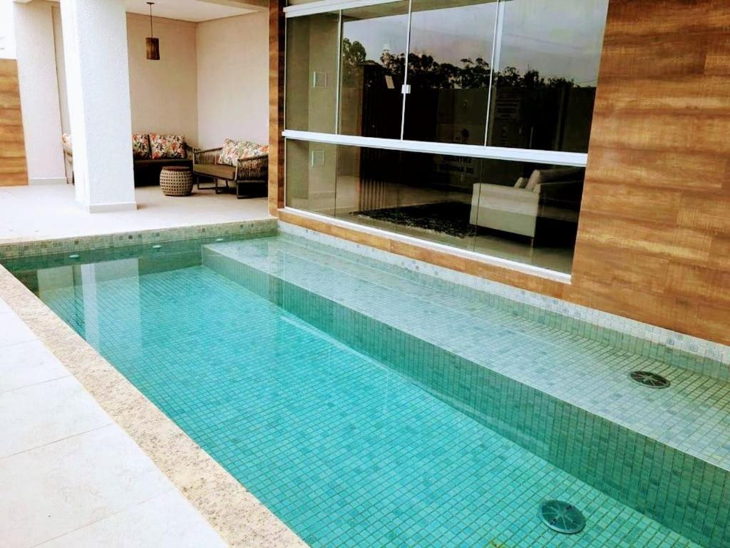 uma piscina no meio de uma casa em Residencial North Paradise 106 em Florianópolis