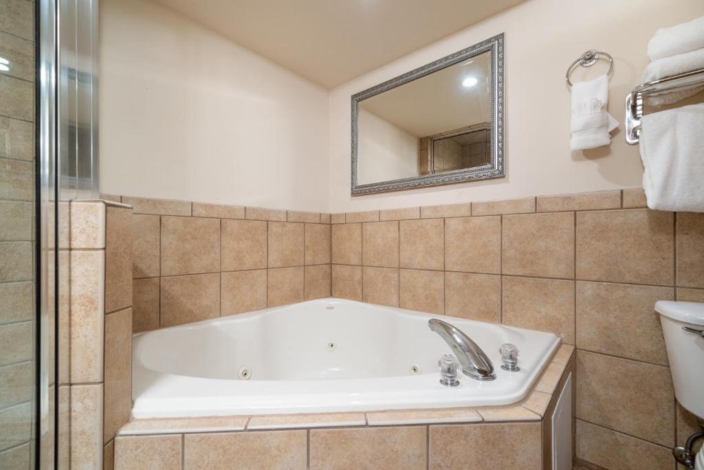 Ramada by Wyndham Sioux Falls Airport - Waterpark Resort & Event Center - Suite King De Una Habitación Con Bañera Destrozada-no Fumar