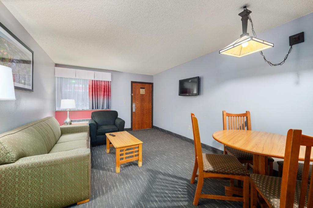 Ramada by Wyndham Sioux Falls Airport - Waterpark Resort & Event Center - Suite De Una Habitación Con Dos Camas Queen Y Vista De Piscina - Segundo Piso - No Fumadores