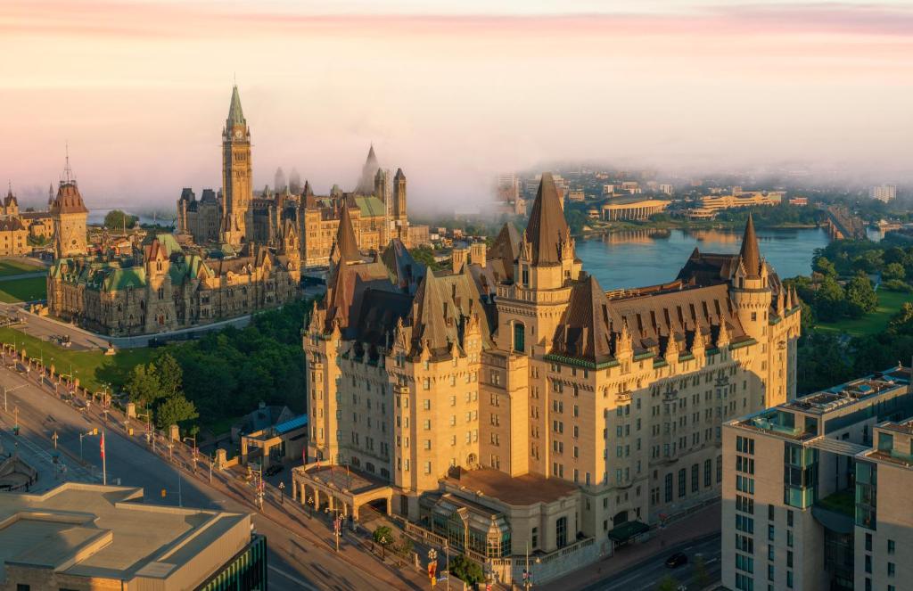 eine Luftansicht des Parlamentsgebäudes in den Haushalten in der Unterkunft Fairmont Chateau Laurier in Ottawa