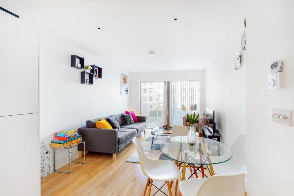 a living room with a couch and a table at Lovely 1 bed apartment in Streatham in London