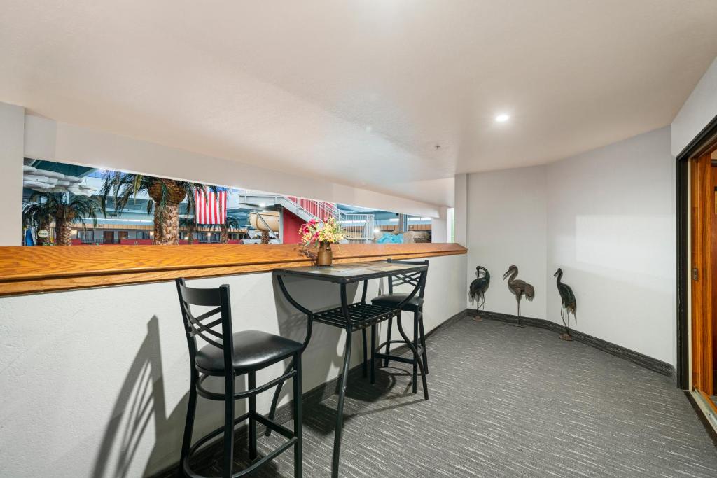 Ramada by Wyndham Sioux Falls Airport - Waterpark Resort & Event Center - Suite De Dos Dormitorios: No Fumar