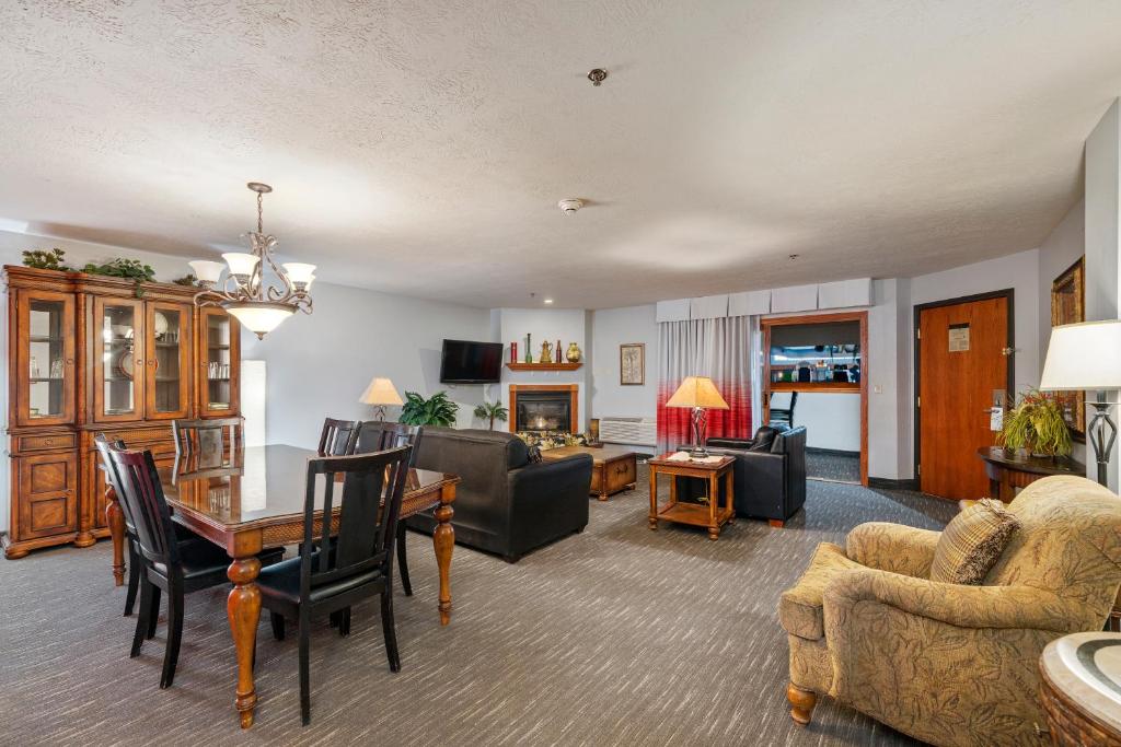 Ramada by Wyndham Sioux Falls Airport - Waterpark Resort & Event Center - 