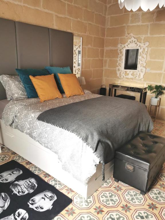 Postel nebo postele na pokoji v ubytování Large Bedroom in Boutique Style Farmhouse B&B with Pool