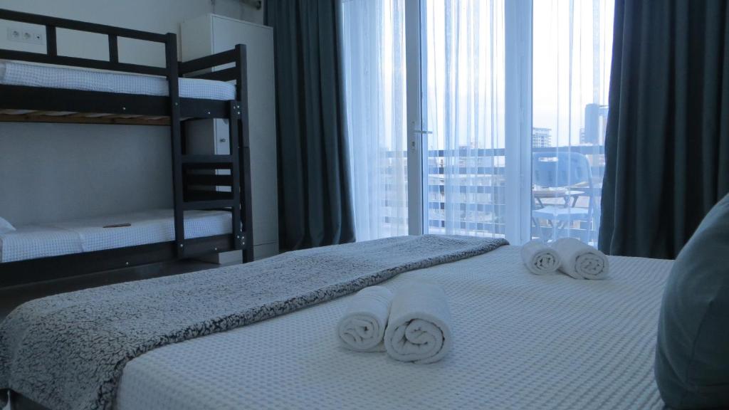 Llit o llits en una habitació de Kolkhi Guest House