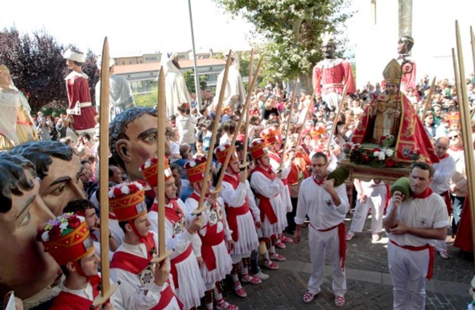 Un desfile de gente en rojo y blanco en HABITACIÓN VISTAS - Casa particular, en Pamplona