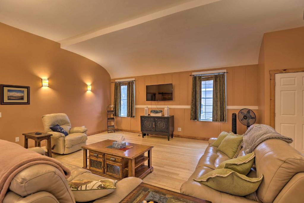 uma sala de estar com dois sofás e uma mesa em Pet-Friendly Upstate New York Vacation Rental em Rushville