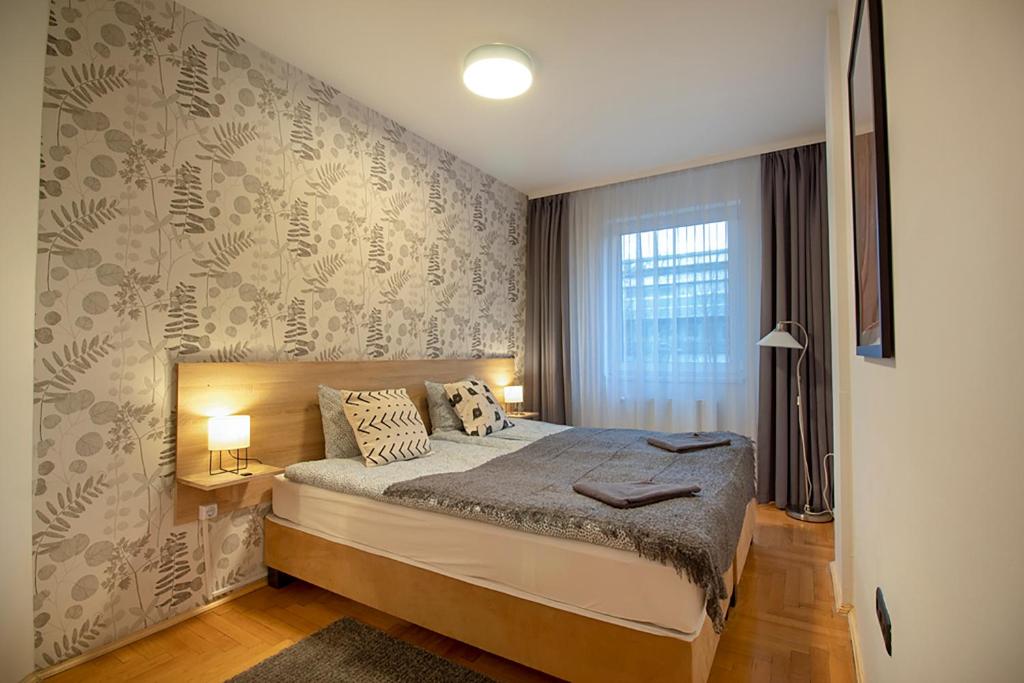 Posteľ alebo postele v izbe v ubytovaní LOTUS Apartments GOZSDU