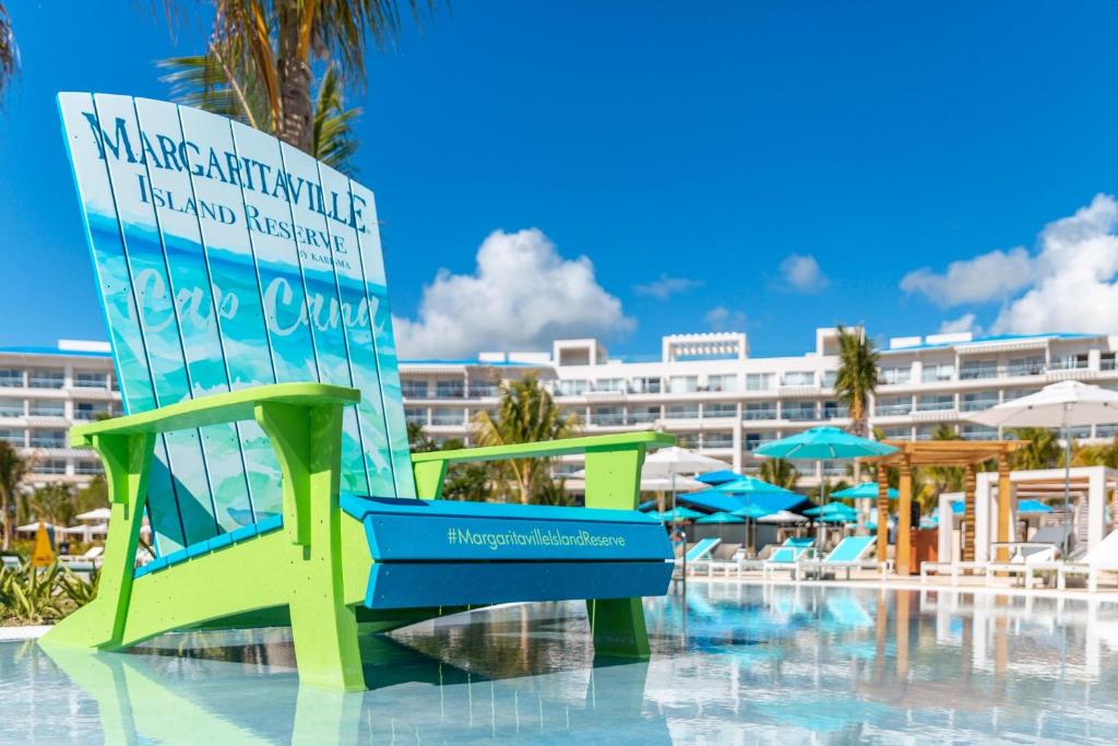 - une chaise de plage dans la piscine d'un complexe dans l'établissement Margaritaville Island Reserve Cap Cana Hammock - An Adults Only All-Inclusive Experience, à Punta Cana