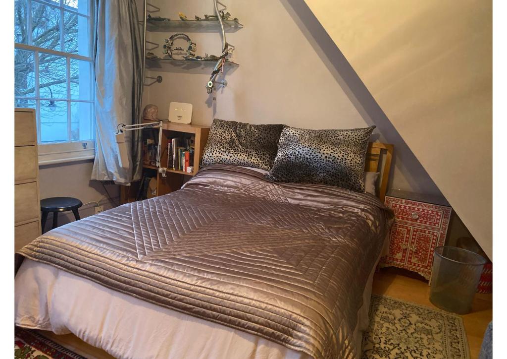 una camera con un letto in una stanza con tetto di The blue door a Londra