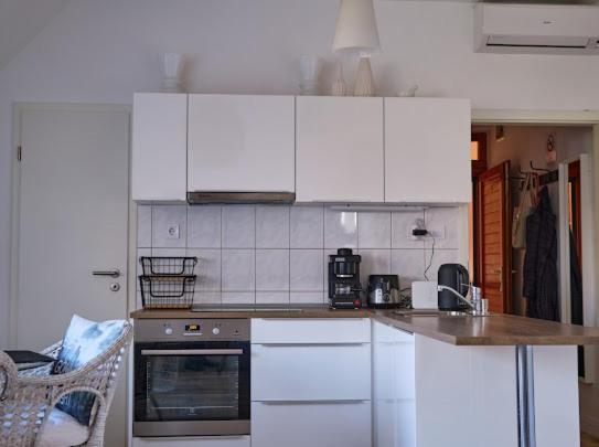 Kuchyň nebo kuchyňský kout v ubytování Strand Apartman
