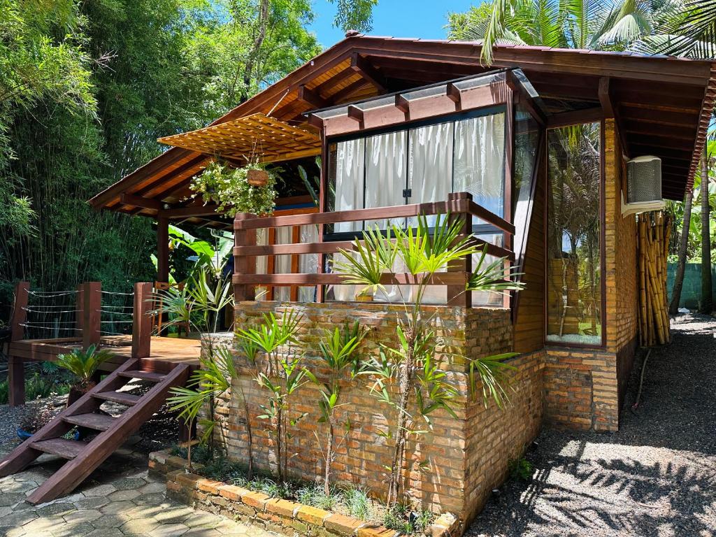 un pequeño edificio con una valla y algunas plantas en Cabana Toca Verde - Conheça a Serra do Rio do Rastro, en Orleans