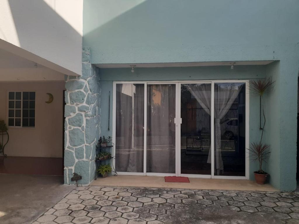 una puerta delantera de una casa con patio en Beicoc2 en Cozumel