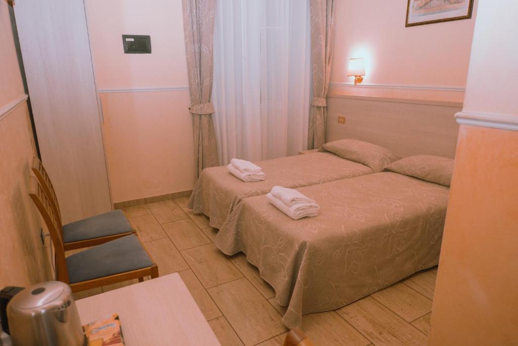 Postel nebo postele na pokoji v ubytování Hotel Aristotele