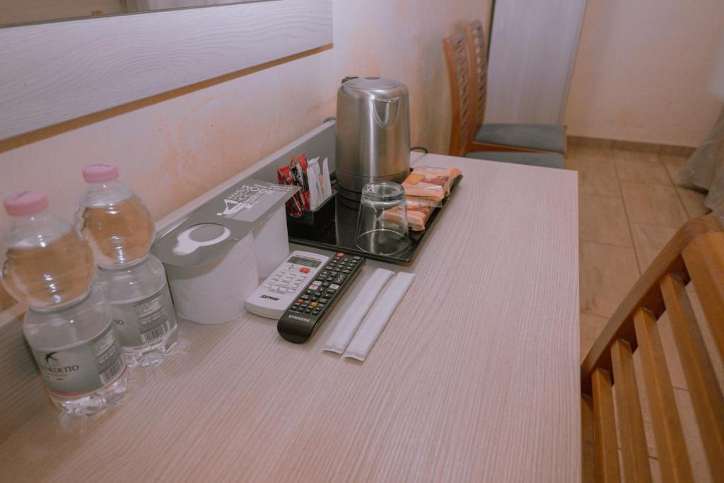 Příslušenství pro přípravu čaje a kávy v ubytování Hotel Aristotele