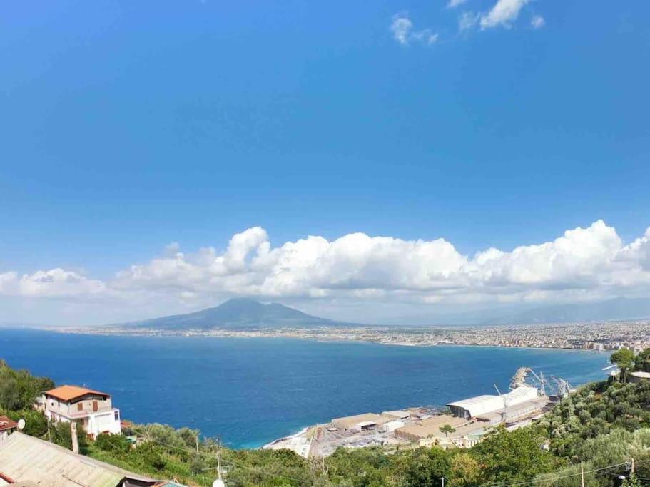 uitzicht op de oceaan vanaf een heuvel bij Camerelle Apartments - casa vacanze in Castellammare di Stabia
