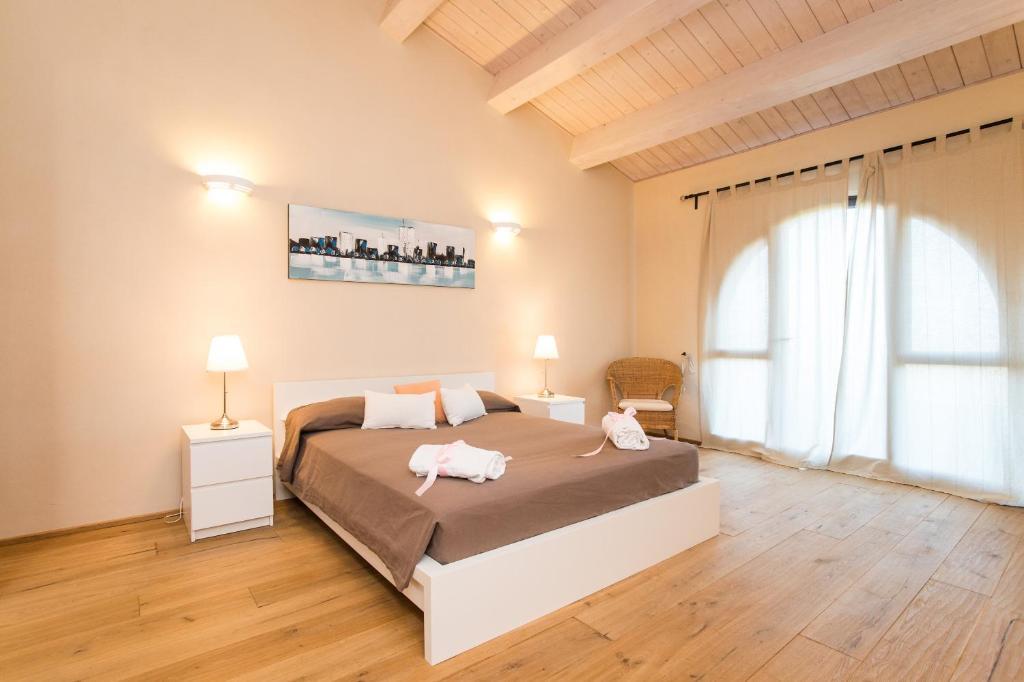 - une chambre avec un lit avec deux animaux rembourrés dans l'établissement Villa Falco, à Trequanda