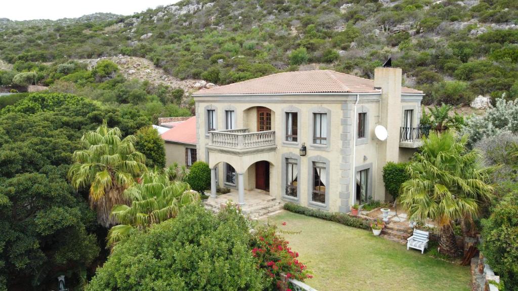 uma grande casa branca numa colina com árvores em Casa a Capri, Capri Village, Cape Town em Fish Hoek