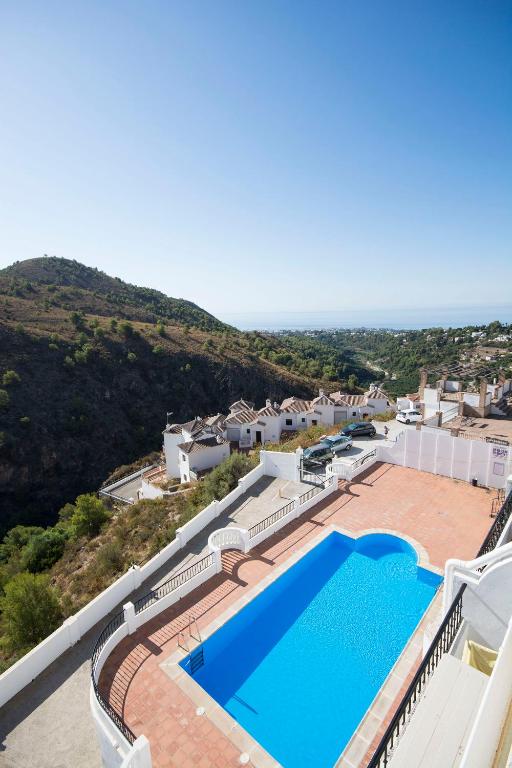 Bazén v ubytování Apartamento la vista, Frigiliana 2 bedroom apartment with amazing views, pool and free private parking HansOnHoliday Rentals nebo v jeho okolí