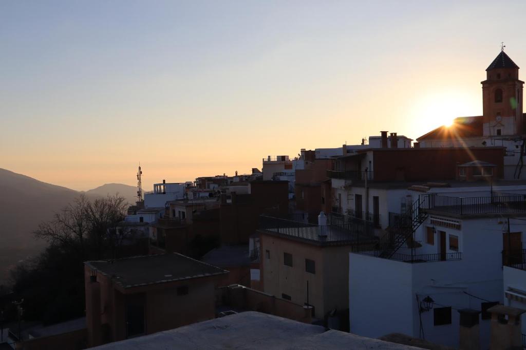 - Vistas a la ciudad al atardecer en Casa corasol, a cozy, comfy, 2BR house- panoramic view and rooftop, en Cáñar