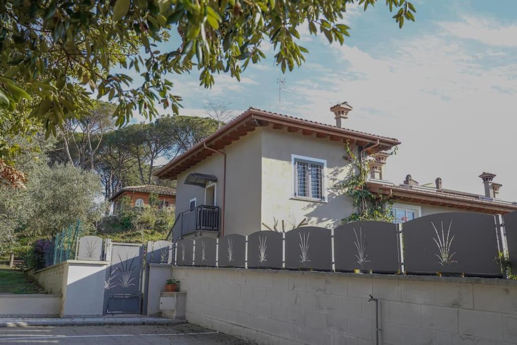 a house with a fence in front of it at Dimora il Fontanile in Castel di Guido